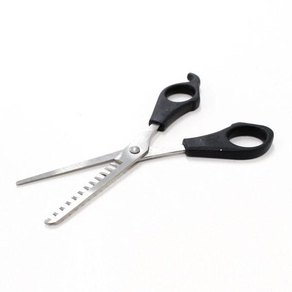 スキハサミです。サビにくくお手入れも簡単なステンレス製です。カット率が低くく少しずつ切ることができます。前髪のカットやお子様の散髪などにオススメです。●サイズ(約)・52×全長161mm●材質・刃部:ステンレス刃物鋼 ハンドル部:ABS樹脂...