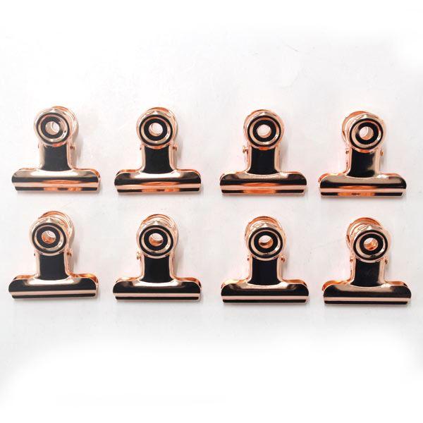 目玉クリップ、8個入りです。口幅約2.8cmの目玉クリップです。書類の整理や食品の袋留め等にも使えます。●1個のサイズ(約)・30×30mm●色・ピンクゴールド●材質・鉄(銅メッキ)●用途・目玉クリップ 書類 袋留め 文具 オフィス 事務用...