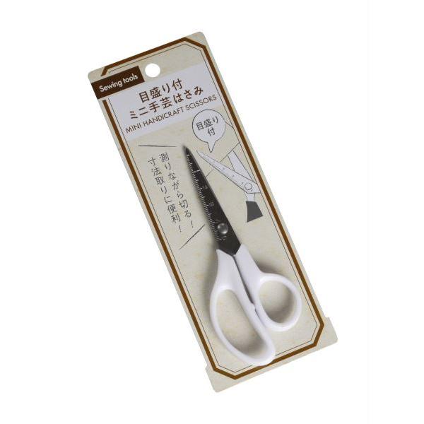 手芸用はさみです。刃に目盛りが付いて測りながら切れます。ソーイングの寸法取りなどに便利です。※色の指定はできません●サイズ(約)・50×全長125mm●(約)耐熱70度/耐冷-30度●材質・刃部:ステンレス鋼  ハンドル:ABS樹脂●用途・...