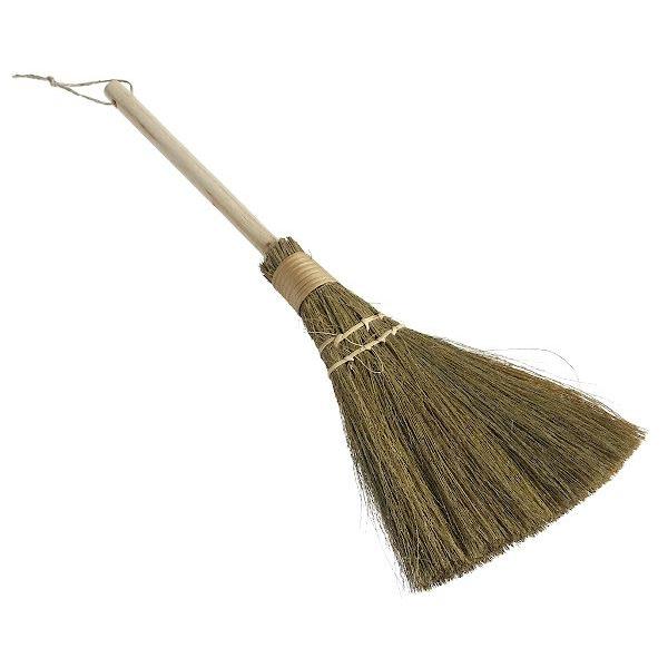 ほうきです。天然素材を使用したほうきです。お部屋のゴミやほこりをサッと掃けます。※天然素材の為、形や色の違い、欠け(傷や窪み)等有り●サイズ(約)・全長390mm●材質・柄:天然木 穂:天然草、ラタン●用途・箒 ホウキ 掃き掃除 庭 玄関 ...