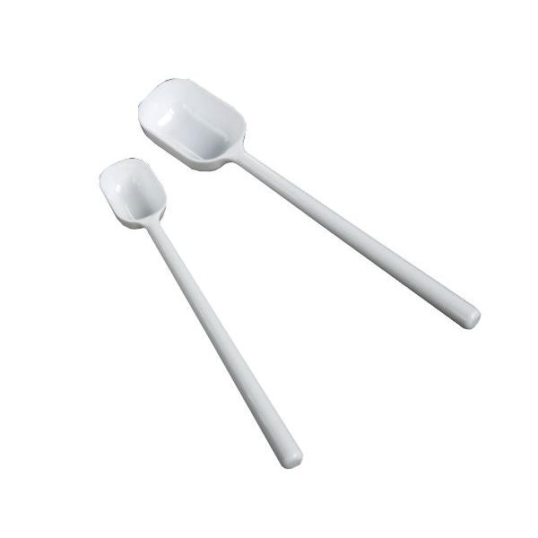 計量スプーン、2本入りです。大さじ(15ml)と小さじ(5ml)のロングタイプの計量スプーンです。柄が長く深いビンでも底までしっかり届きます。スリムな形状で、口の狭い容器でもお使いいただけます。食器洗い乾燥機に対応しております。砂糖・塩など...