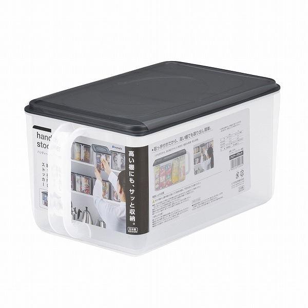 ハンディストッカーです。ハンドル付きで高い棚にも収納でき、サッと引き出して取り出せます。フタ付きで虫の侵入やほこりを防ぎ、食品も清潔・安心に収納できます。消耗品や食品のストック等に便利です。●外寸(約)・187×320×高さ154mm(フタ...