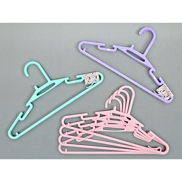 ○パステルカラーのハンガー、４本入りです。衣類やタオルを掛けるのにオススメです。肩の部分にくぼみがあり、タンクトップやキャミソールが掛けられます。薄型で省スペース収納できます。※色の指定はできません□外寸サイズ（約）・幅３７５×高さ１９０ｍ...