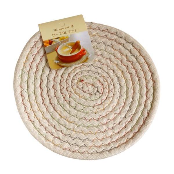 ランチマットです。ロープをグルグル巻いたクッションタイプのランチマットです。グラタンなど熱いものをテーブルに置きたい時に便利です。※手作り品の為サイズに多少誤差がございます※洗濯 非対応※色・柄の指定はできません●サイズ(約)・直径220m...