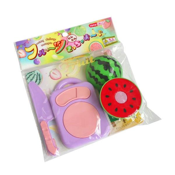 キッチンおもちゃです。包丁で果物がまな板の上で切れるオモチャのセットです。サクッと切れて気持ちいいです。※種類の指定はできません●当店計測サイズ(約)・まな板:75×110mm●対象年齢・3歳以上●材質・まな板、包丁、フルーツ:PP マジッ...
