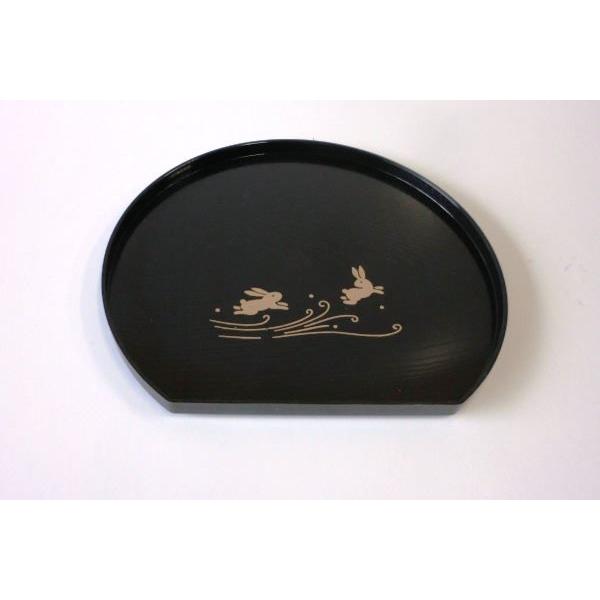 半月盆です。うさぎのプリントがかわいらしい半月盆です。普段使いから来客時にもお使いいただけます。※煮沸・電子レンジ・オーブン・食洗洗浄機 非対応※塗り斑や塗料が玉になっている場合有り●サイズ(約)・225×202×15mm●耐熱80度/耐冷...