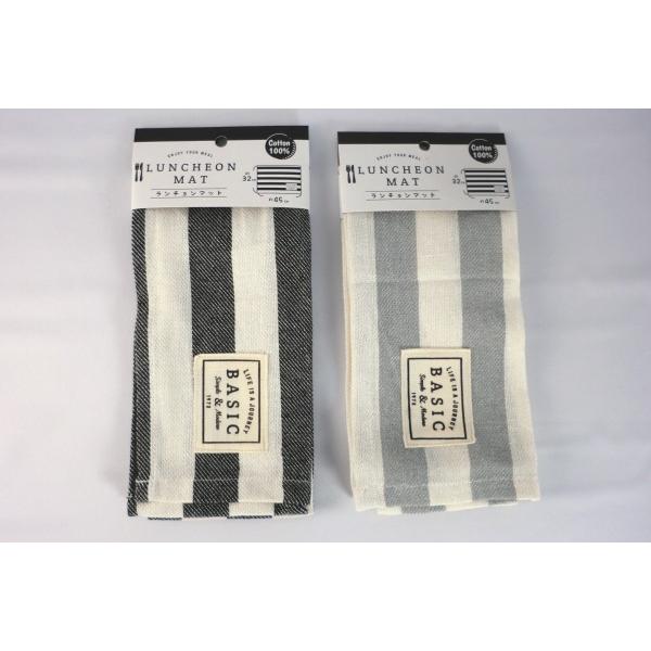 〇ランチョンマットです。ボーダー柄に英字のタグが付いております。お食事時のマットとしてお使いください。※縫製品の為サイズが異なります※洗濯機・塩素系の洗剤・漂白剤　非対応※色の指定はできません※ガラの印刷位置は異なります。●サイズ（約）・４...