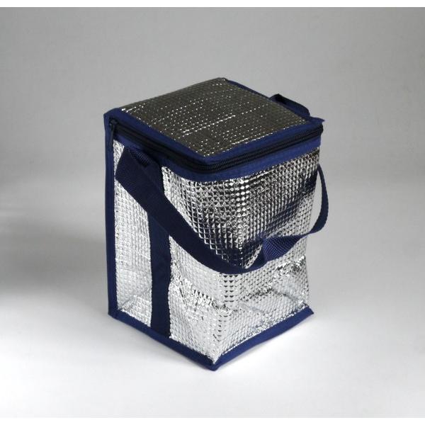 ○ボックスタイプの　保温・保冷バッグです。サイズは、約１４×１４×高さ２１ｃｍです。５００ｍｌのペットボトルが４本入ります。お買い物やアウトドア等、さまざまなシーンでお使いいただけます。※完全密閉及び、防水加工品ではございません。※縫製品の...