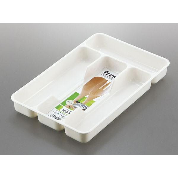 整理トレイです。引き出し整理にピッタリのトレイです。4つに仕切られ、スプーンやフォーク等のカトラリーを整理・収納できます。文具なども大きさに合わせて整理できます。角が丸く、ホコリが溜まりにくく掃除もしやすいです。●サイズ(約)・175×27...