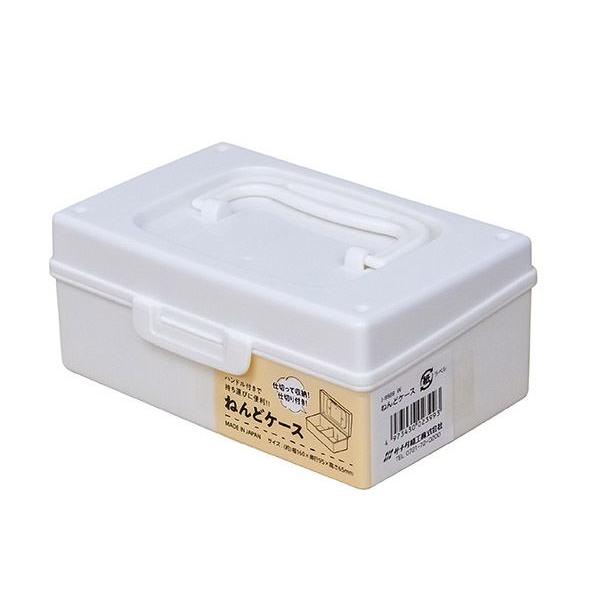 ねんどケースです。ねんどを収納できるケースです。ハンドル付きで持ち運びも便利です。可動式の仕切りできれいに収納できます。●サイズ(約)・160×95×高さ65mm●容量(約)・500ml●色・ホワイト●耐熱100度/耐冷-20度●原料樹脂・...