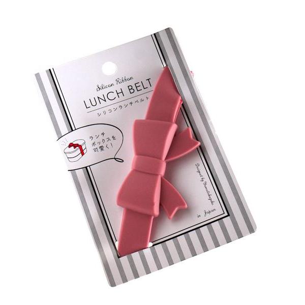 ランチベルトです。リボンが印象的なシリコン製のランチベルトです。ランチボックスをかわいく固定できます。※食器洗浄機・乾燥機 非対応※色の指定はできません●サイズ(約)・幅18×全周257mm(リボン部含まず)●耐熱140度/耐冷-30度●材...