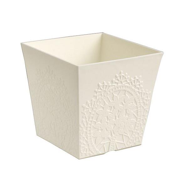 植木鉢です。花のレリーフが施されたポリプロピレン製の植木鉢です。鉢底メッシュ構造で通気性と排水性に優れております。観葉植物やお花の寄せ植えにお使いください。●サイズ(約)・133×133×高さ126mm●容量(約)・1.4L●色・オフホワイ...