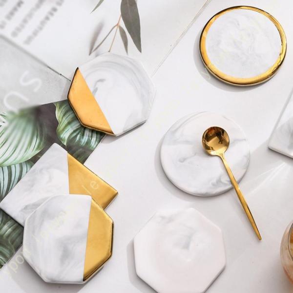 商品の説明 材質：セラミック、コルク。 サイズ：コースター=9.8*9.8*0.7cm(1個)。具体的な図案は商品画像説明をご覧ください。   1.セラミックで作られたコースターのトップ、吸水のスピードも速いので、水滴の多い夏場のコップにと...