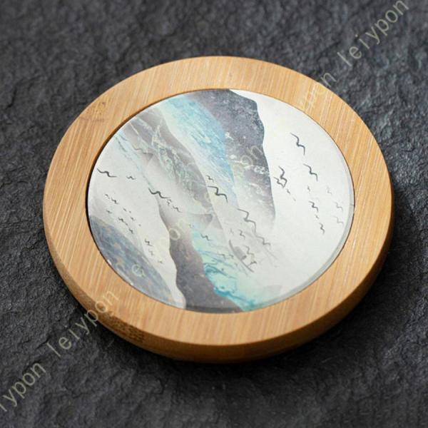 商品の説明 材質：セラミック、竹。 サイズ：A=8*8*1cm(1個)。具体的な図案は商品画像説明をご覧ください。   1.セラミックで作られたコースターのトップ、吸水のスピードも速いので、水滴の多い夏場のコップにとても便利です。 2.熱に...