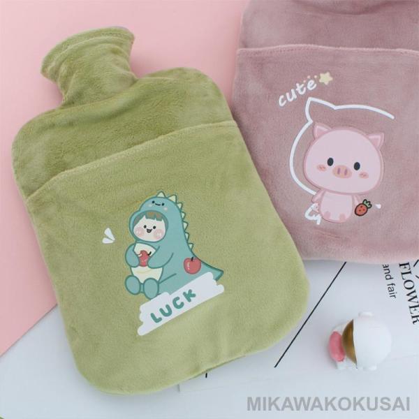 可愛いニットカバー付きの湯たんぽです！ポリ塩化ビニルなので嫌なにおいもなくエコで優しい暖かさの湯たんぽです！秋冬の寒いシーズンに冷えやすいお腹や腰回り、足元にどうぞ。材質：PVC製　ゴム製に比べてにおいの少ない素材です。80?90度のお湯を...