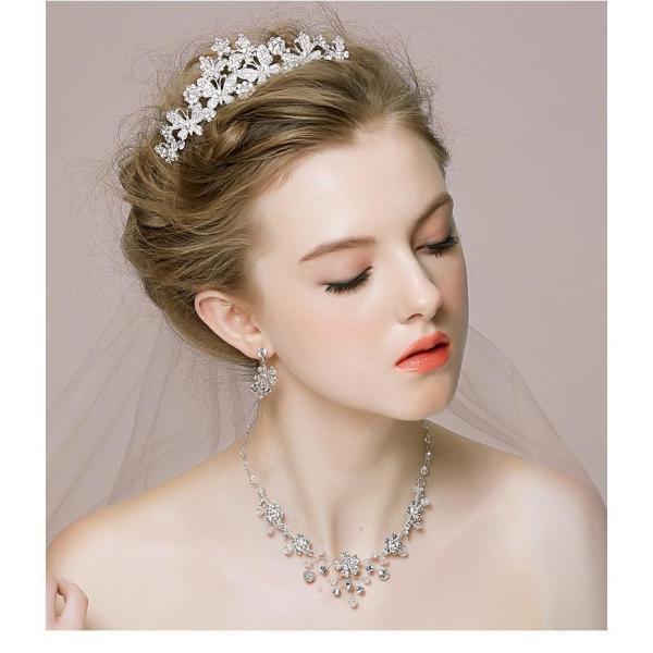 ティアラとネックレス、ピアスorイヤリングの3点セットです。ウエディングや二次会パーティーなどに◎【対象年齢：12歳以上】【サイズについて】ティアラ：コーム幅約6cmティアラ：幅11cm　高さ4cmネックレス：約48.5cmイヤリング・ピア...