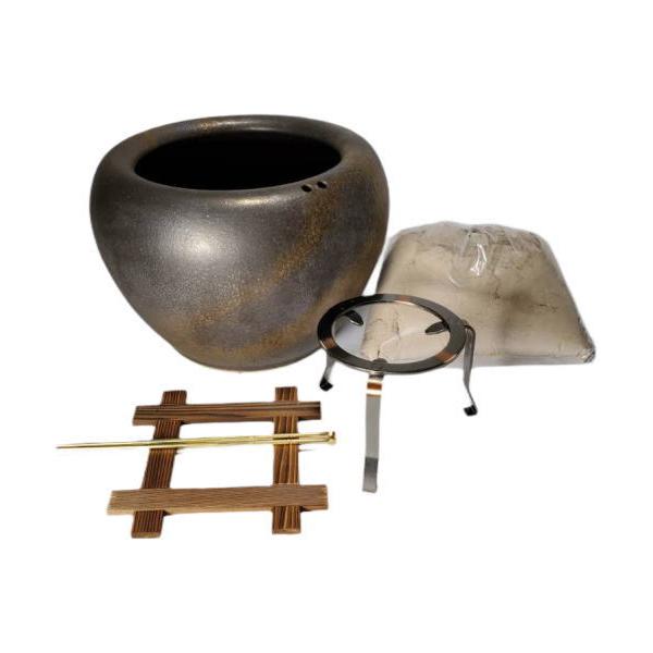B026-14砂釉金彩火鉢 10号 ５点 セット（高級わら灰 ５L付き・火箸・五徳・敷板）　サイズ：W305×H210 mm目安として火鉢サイズにより下記の灰を入れます。10号火鉢・・・1袋 （5.0L×1袋）以上11号火鉢・・・1袋 （5...