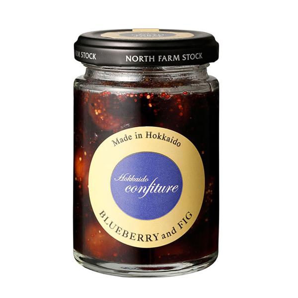 北海道産完熟ブルーベリーとドライいちじくの組み合わせで食感も楽しいコンフィチュールができました。ブルーベリーのすっきりとした酸味とホールカットしたドライいちじくの風味は、パンのほかにもチーズやヨーグルトにもおすすめです。商品名：北海道コンフ...