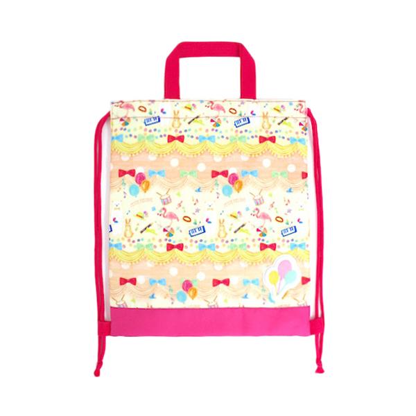 動物たちと楽器のかわいい全面プリントに、ふわふわの中綿が入ったボンディングナップサック。ランドセルの上からでも背負えるサイズです。内側の短い持ち手は、机の横にかけても床に引きずることなくとっても便利！刺繍入りのフェルトワッペンは、内側にお名...