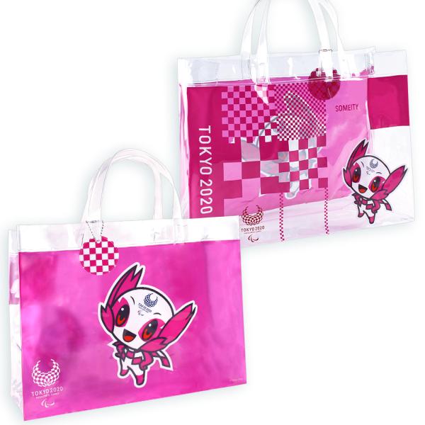 ソメイティの角型ビーチバッグ。両面の柄が違うおしゃれなデザインです！爽やかなクリアピンクと、和の雰囲気や日本らしさを感じさせる市松模様がポイント。オリパラの感動を思い起こさせる記念品になること間違いなし！お名前の記入できるネームホルダー付き...