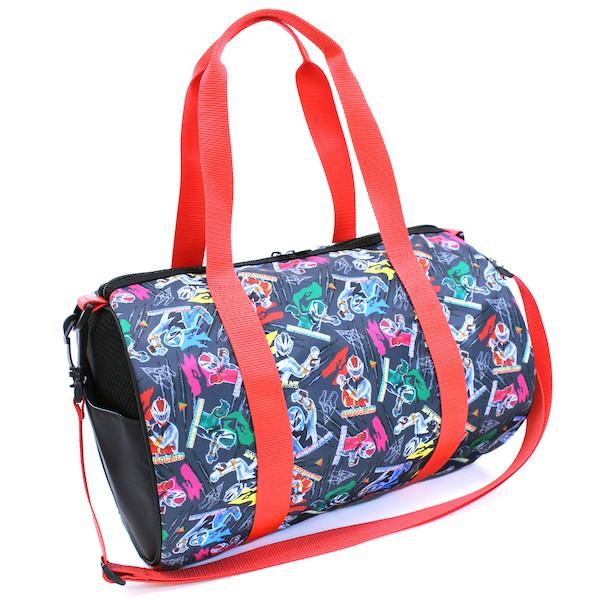 ポリエステル製のロールボストン片側の側面はメッシュ生地になっており通気性抜群！大きなポケットつきで小物の収納に便利。斜めがけできるショルダー紐と手持ち用の持ち手付き。こちらの商品にはグリーンリュウソウルが付属しています。ＤＸリュウソウケンと...