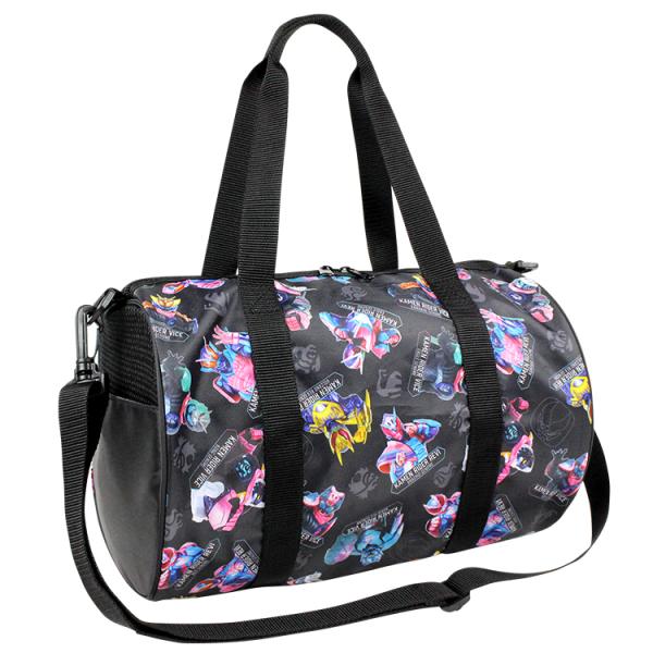 ポリエステル製のロールボストン型プールバッグ。片側の側面はメッシュ生地になっており通気性抜群のビーチバッグです！大きなポケットつきで小物の収納に便利。斜めがけできるショルダー紐と手持ち用の持ち手付き。サイズ：約205x310x205mm 素...