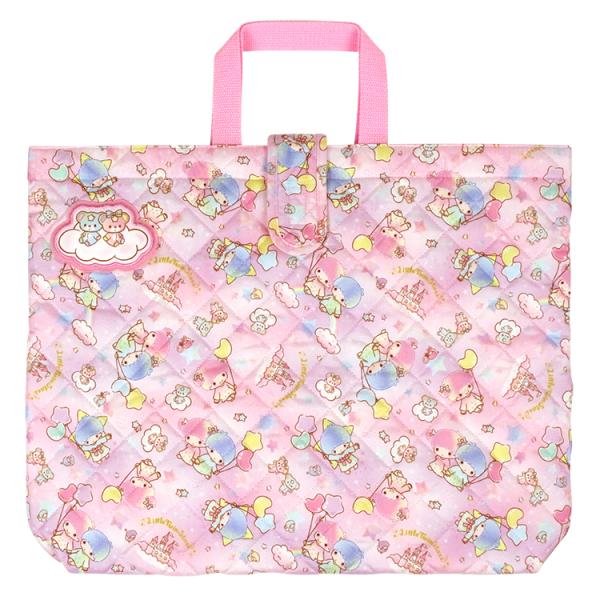 キャラクターの全面プリントに、ふわふわの中綿が入ったキルトレッスンバッグ。通常のレッスンバッグに比べ縦横のサイズも大きくし、マチのついた大容量タイプです。中身の飛び出さないフラップ付き。内側の短い持ち手は、机の横にかけても床に引きずることな...