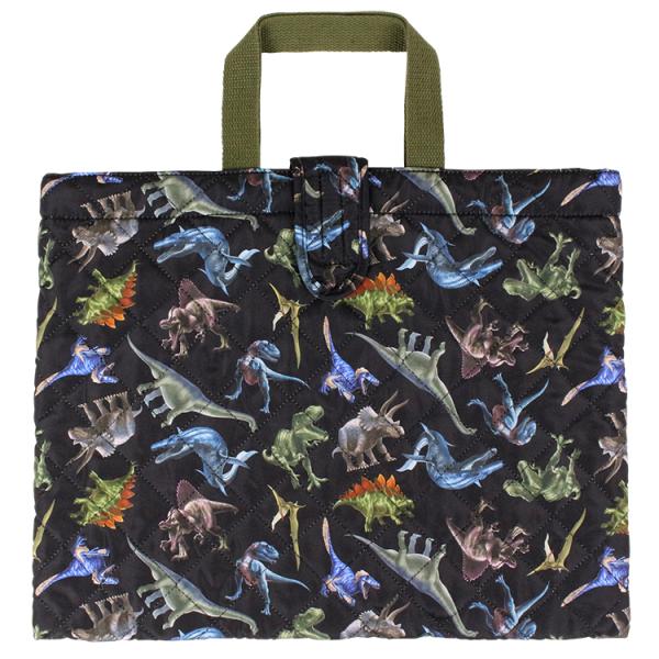 かっこいい恐竜の全面プリントに、ふわふわの中綿が入ったキルトレッスンバッグ。内側の短い持ち手は、机の横にかけても床に引きずることなくとっても便利！中身の飛び出さないフラップ付き。内側ポケット付き。※こちらの商品にお名前ワッペンは付いておりま...