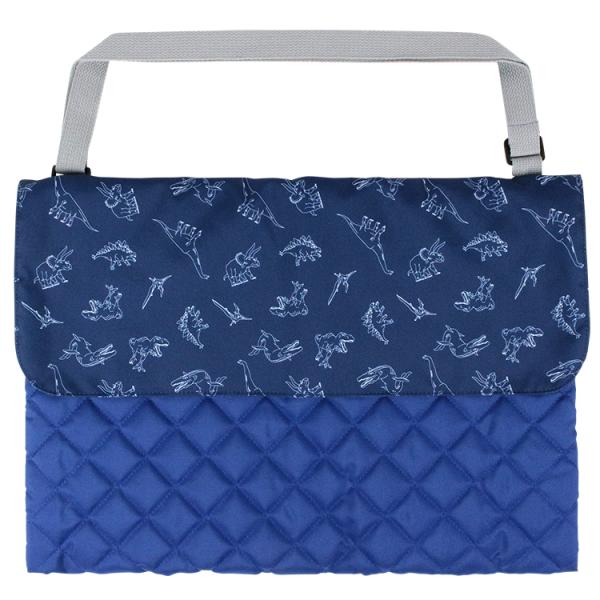 シンプルでかっこいい恐竜のプリント生地と、ふわふわの中綿が入ったキルト生地の防災頭巾バッグ。防災頭巾を入れて、椅子の背もたれにかぶせて収納することが可能です。サイズ：約H310xW470mm素材：表側　　ポリエステル裏側　　ポリエステル中わ...