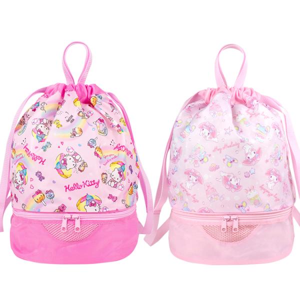 【クリックポスト選択可能：全国一律300円】ポリエステル製の筒型ビーチバッグ。底部分と上部分に２層に分かれているので履き物と衣類を分けて入れておけます。背負えるリュック紐はプラパーツで長さ調整の出来る仕様。リュック紐とは別に上部の持ち手は持...