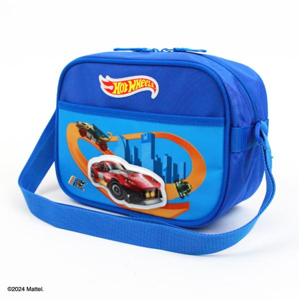 Hot Wheels（ホットウィール）の通園バッグ。長さ調節可能なショルダー紐で持ち歩きに便利！前面のポケットは面ファスナーの仕様。前面にはリフレクター素材の反射ワッペンと（ロゴ部分）PVCのツヤツヤぷっくりしたワッペン付きで目立ち度満点！...