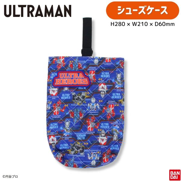 キャラクターの全面プリントに、ふわふわの中綿が入ったキルトシューズケース。ワッペンは、内側にお名前を記入できて安心です。サイズ：高さ 約280×横幅 約210×奥行き　約60mm素材：表側　　ポリエステル裏側　　ポリエステル中わた　ポリエステル