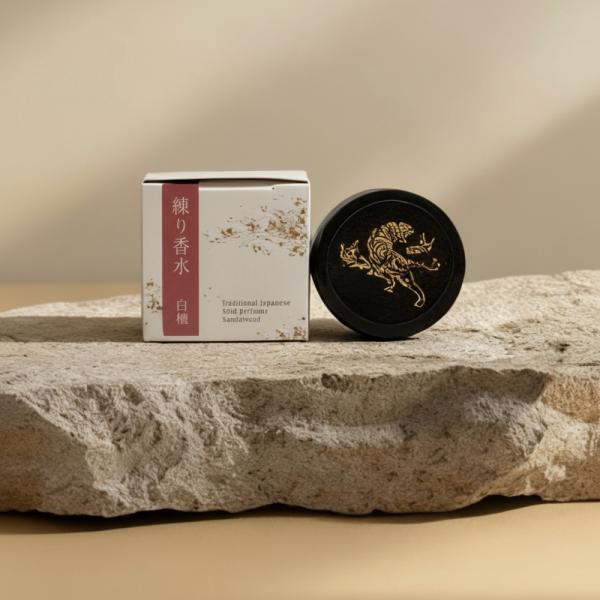 内容量  8g外装：35×35×25mm 白檀をイメージした練り香水です。 ほんのり甘く上品な樹木の香り。 【白檀とは】 主にインド、インドネシアで採取される常緑樹で、涼やかさが特徴の香木。仏像などの彫刻、扇子や数珠などにも用いられています...