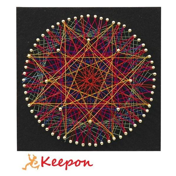 規則的に張ったカラフルなワイヤーが美しい幾何学模様を描き出します。土台に釘を打ち、その釘にカラーワイヤーを張って幾何学模様を作るキット！土台はフェルト張りなので、釘を打ち損じても、こするだけで穴を隠すことができ、作品を美しく仕上げることがで...