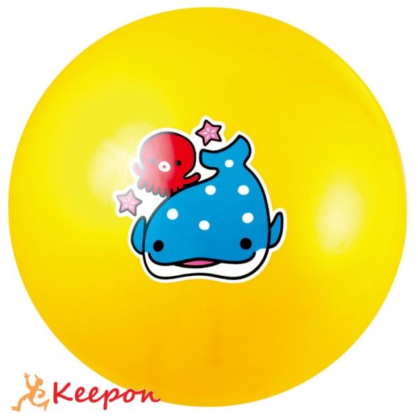 かわいいうみのいきもののイラストが描かれたやわらかめのキッズボールです。ツルツルとした手触りで、小さなお子さまでも安心して楽しく遊べます。軽量で扱いやすいサイズなので、室内遊びや外遊びにぴったりです。優しい硬さのボールは、投げたり転がしたり...