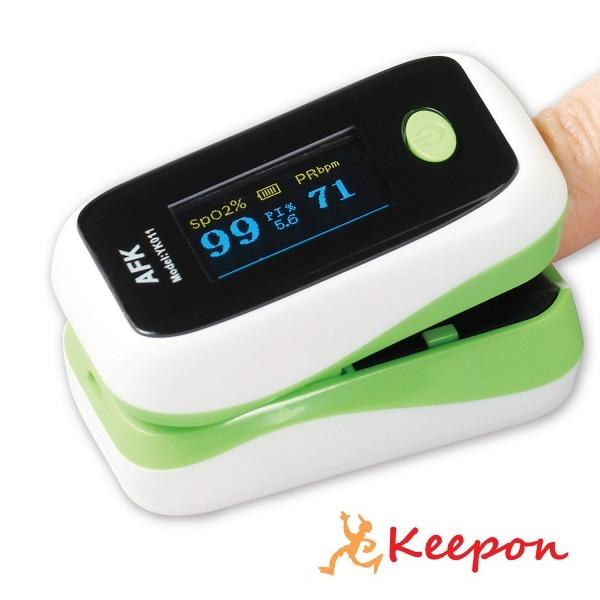 オキシチェッカーとは？血中の酸素飽和度SpＯ2と脈拍を測定する機器です。喘息・過呼吸・睡眠時無呼吸や高山病検知に活躍します。日常の体調管理に！運動前後の確認に！在宅看護に！高山病予防に！・オートパワーオフ8秒後に電源が自動でオフになるので電...