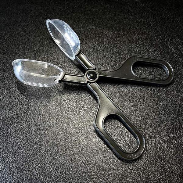 製品詳細・全長 約19cm・材質 プラスチック昆虫が苦手な方でも昆虫に触ることなく餌を与えることができます。ピンセットでは潰れてしまう小さな活餌もダメージなく捕獲できます。ダスティング後の生餌を捕まえるのにも便利！ワーム系をふすまなどと分離...