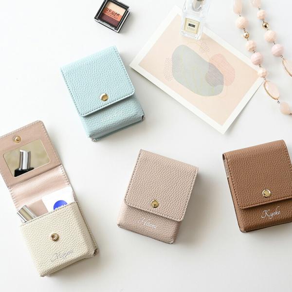 商品名:リップケース ミラー付き 名入れ 【 simple - クラシック - 】 コスメポーチ リップポーチ ミラー カード入れ ニュアンスカラー くすみカラー 合成皮革 文字入れ レディース メンズ 大人かわいい おしゃれ 目薬 名刺 ...