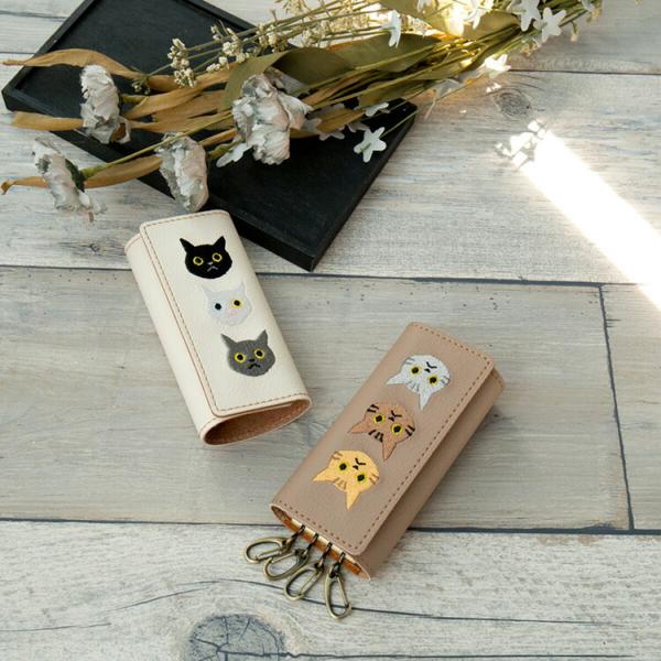 キーケース 刺繍 3匹の猫 鍵 鍵入れ キーホルダー スマートキー 車 4連 本革 レザー  猫の日 茶白 黒猫 メンズ レディース 誕生日 父の日 メール便送料無料