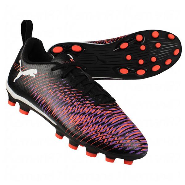 プーマ、子供/ジュニア/キッズ用サッカースパイク。アンリミテッドパック(UNLIMITED PACK)。創造力を解き放ち、違いを生み出すプレイヤーのために作られた新しいフィットのサッカーブーツ。軽量な合成アッパー、安全なクイッククロージャ―...
