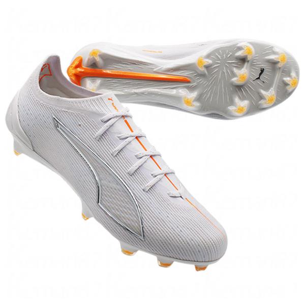 プーマ、大人/メンズ用サッカースパイク。異次元のスピードでゲームを支配するスピードブーツ、アルティメットモデルスパイク。最速を追求し開発された独自素材を使用したエンジニアードメッシュアッパーにサポート素材「PWRTAPE」を配置することで、...