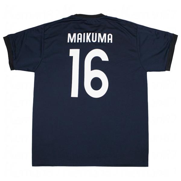 サッカー日本代表、大人/メンズ用Tシャツ。定番のサポーターズアイテム。中央にエンブレム、袖にSAMURAI BLUEの文字入り。子供/ジュニア対応。品質：ポリエステル100％モデル：2024年秋冬