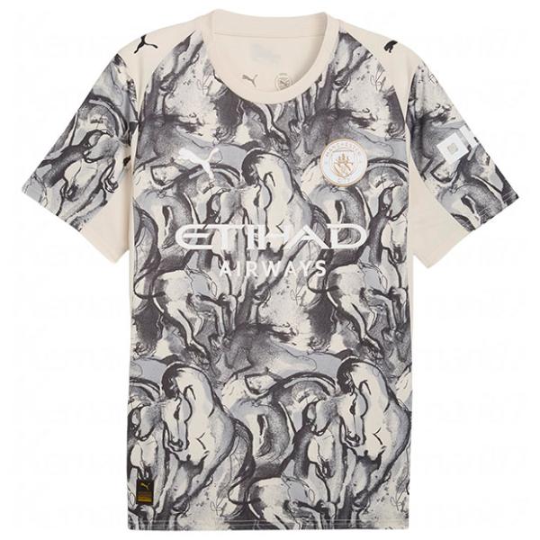 イングランド・プレミアリーグの名門、マンチェスターシティ、2025-2026年シーズンモデル、5thレプリカユニフォーム。選手着用ユニフォームのレプリカモデル。手描きの火馬(ひうま)のアートをあしらった、アースカラーを基調にした限定カプセル...