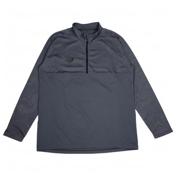 ニューバランス、大人/メンズ用トレーニングトップ。ストレッチ性のあるジャージ素材を使用したハーフジップトップ。フロントのジップを長めに設計し、胸から上と袖をNBメガスピード柄のジャガード織りの切り返しで仕上げた一着。右袖にNBメガスピードロ...