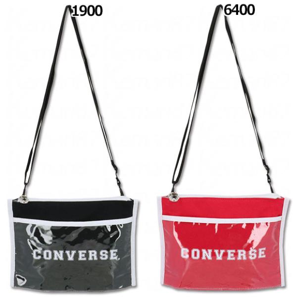 コンバース、サコッシュ。様々なシーンで使い勝手の良いサコッシュ。外側に透明なポケットを装着。シンプルなコンバースロゴデザイン。素材：コットン、PVCサイズ：F(約19×24×4cm)モデル：2023年春夏