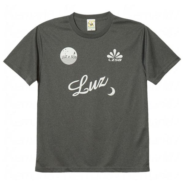 ポルトガル語で「光と影」を意味するルースイソンブラ、半袖プラクティスシャツ。シンプルなロゴデザインの定番プラシャツ。品質：ポリエステル100％カラー：ブラック×グレーモデル：2018年春夏