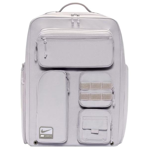 ナイキ、大人/メンズ用バックパック。メインコンパートメントに仕切りを設け、スニーカーを他のギアと分けて収納可能。ジッパー付きポケットに最大16インチのラップトップを収納可能。高密度に織り込まれたポリエステルを使用し、重い物にも対応。マチ付き...