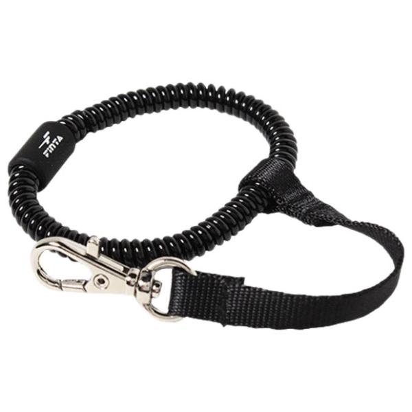 フィンタ、ホイッスルリスト。定番のレフェリー用品。伸縮性のあるリストバンドにホイッスルを装着し、試合中のホイッスルの扱いや落下防止をサポート。素材：ウレタンサイズ：F(フリー)カラー：ブラックモデル：2023年春夏