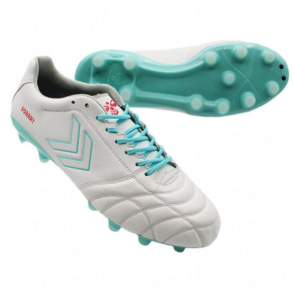 ヒュンメル、大人/メンズ用サッカースパイク。軽量性とフィット感を実現したヴォラートシリーズ。アッパー前足部にカンガルーレザー、中足部以降にしなやかな人工皮革「ナノフィットスキン」を採用することで優れたフィッティングを実現。アウトソールは軽量...