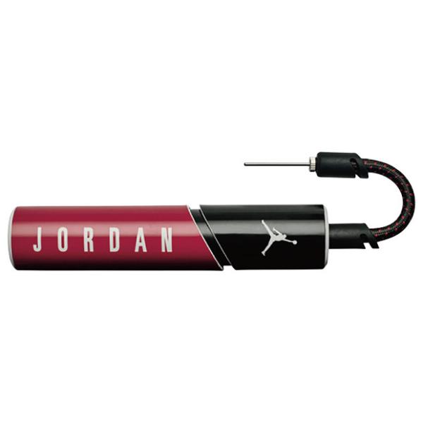 ナイキ、ハンドポンプ。持ち運びに便利なコンパクトデザインのボール用空気入れ。針1本付き。ジョーダンブランド(Jordan Brand)とのコラボモデル。カラー：ブラック×ジムレッド×ブラック×ホワイトモデル：2025年秋冬